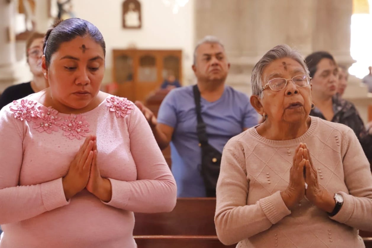 Puede ser una imagen de 3 personas